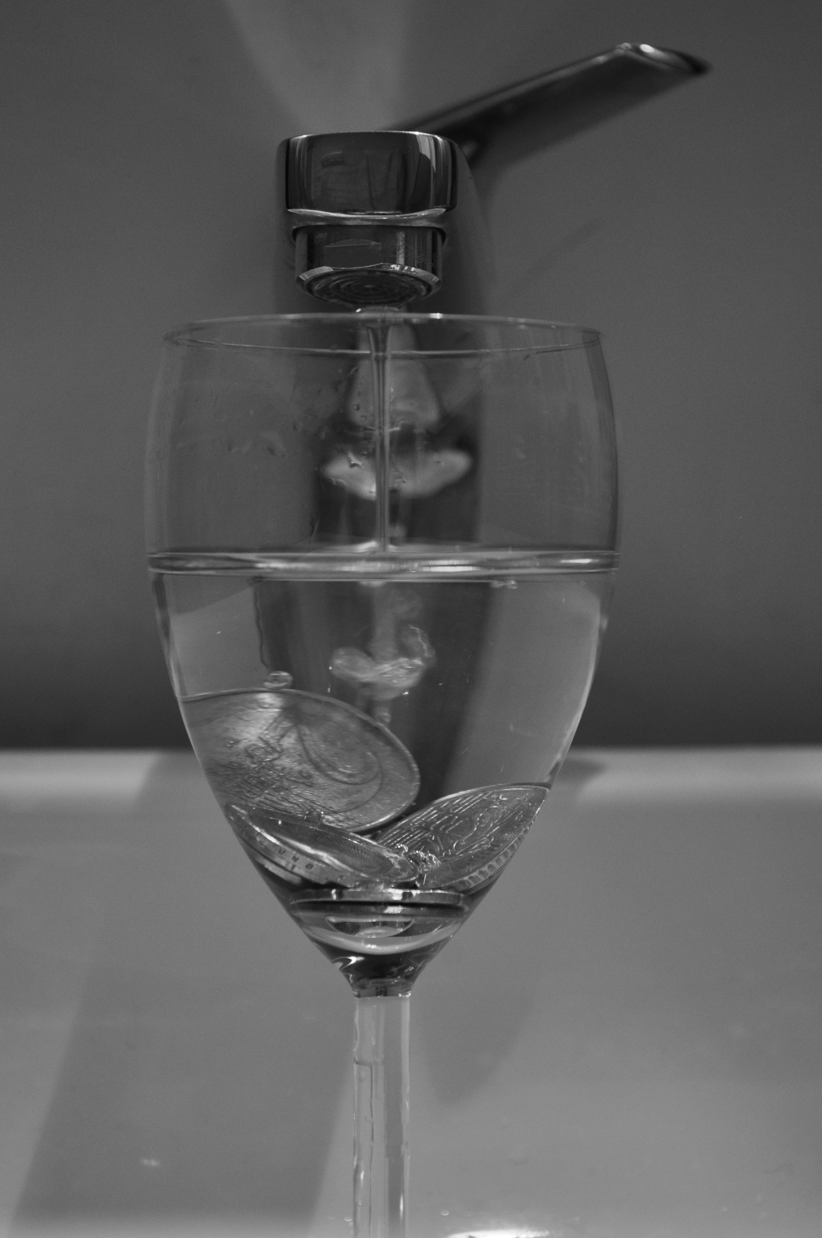 verre d'eau et argent