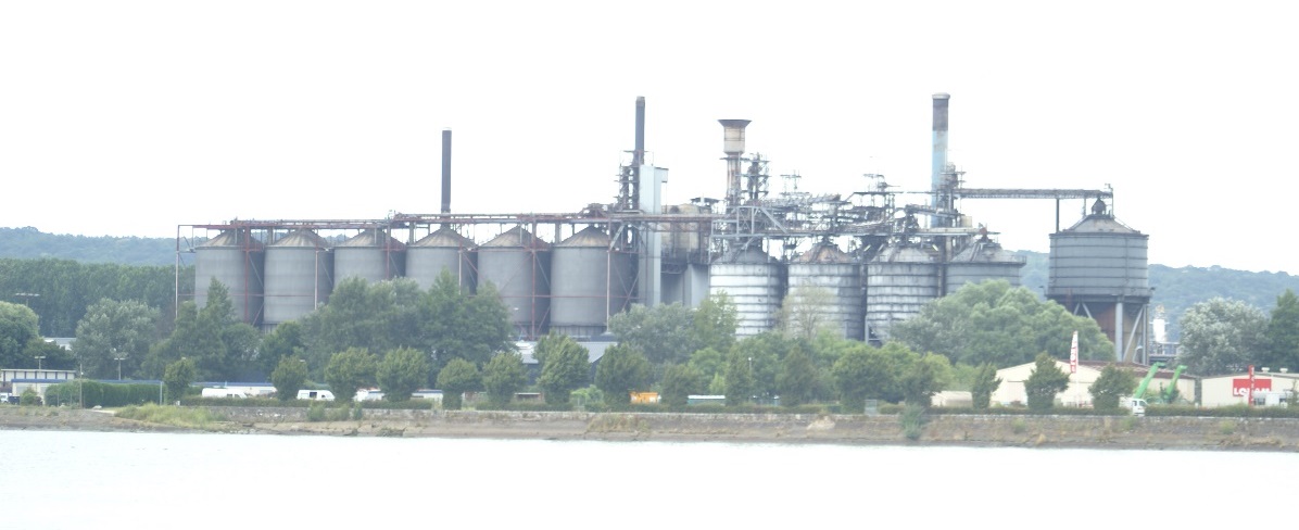 usines en bord de seine