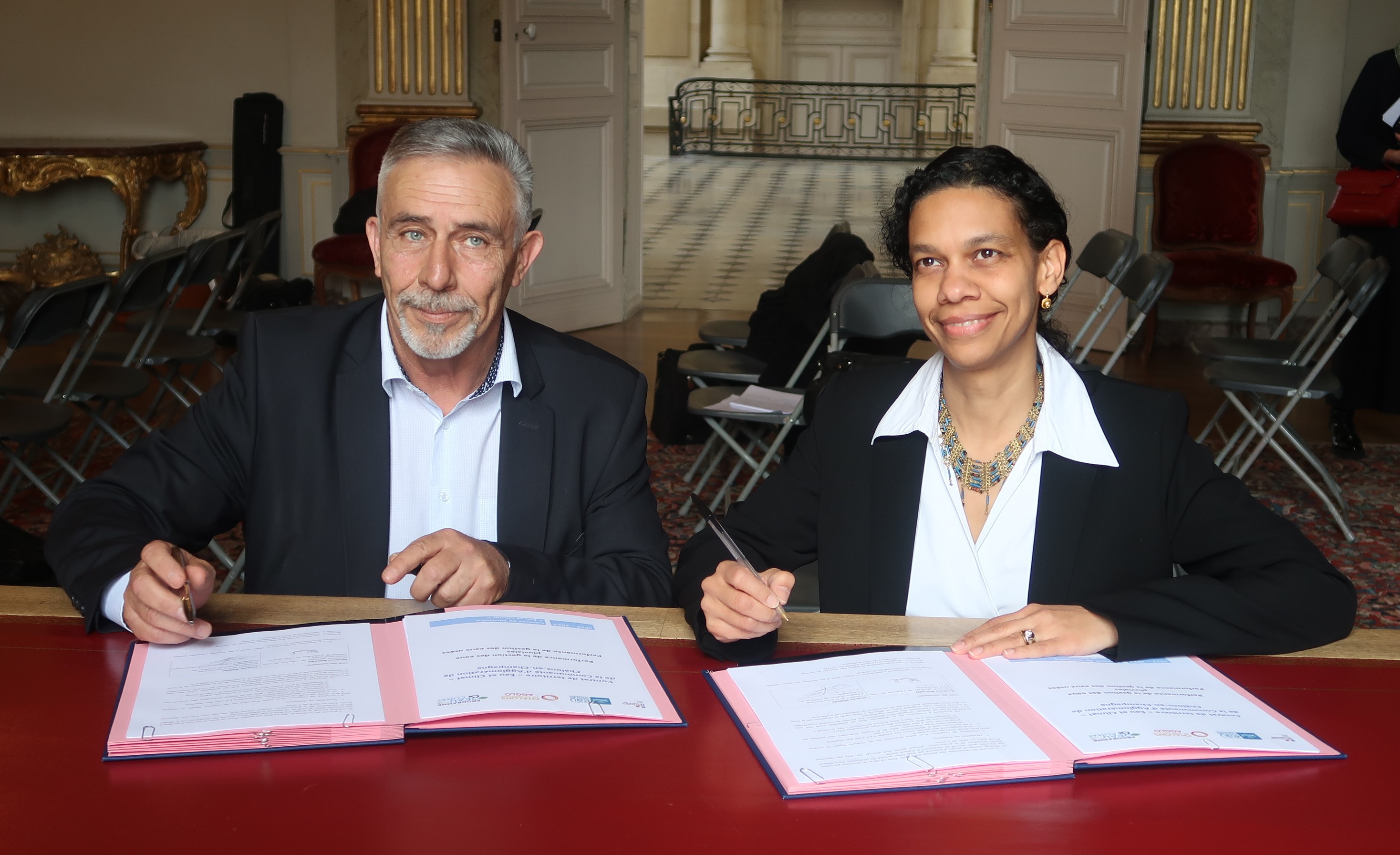 une femme et un homme signent un contrat 