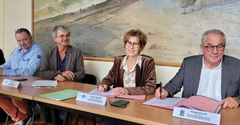 trois personnes signant un document 