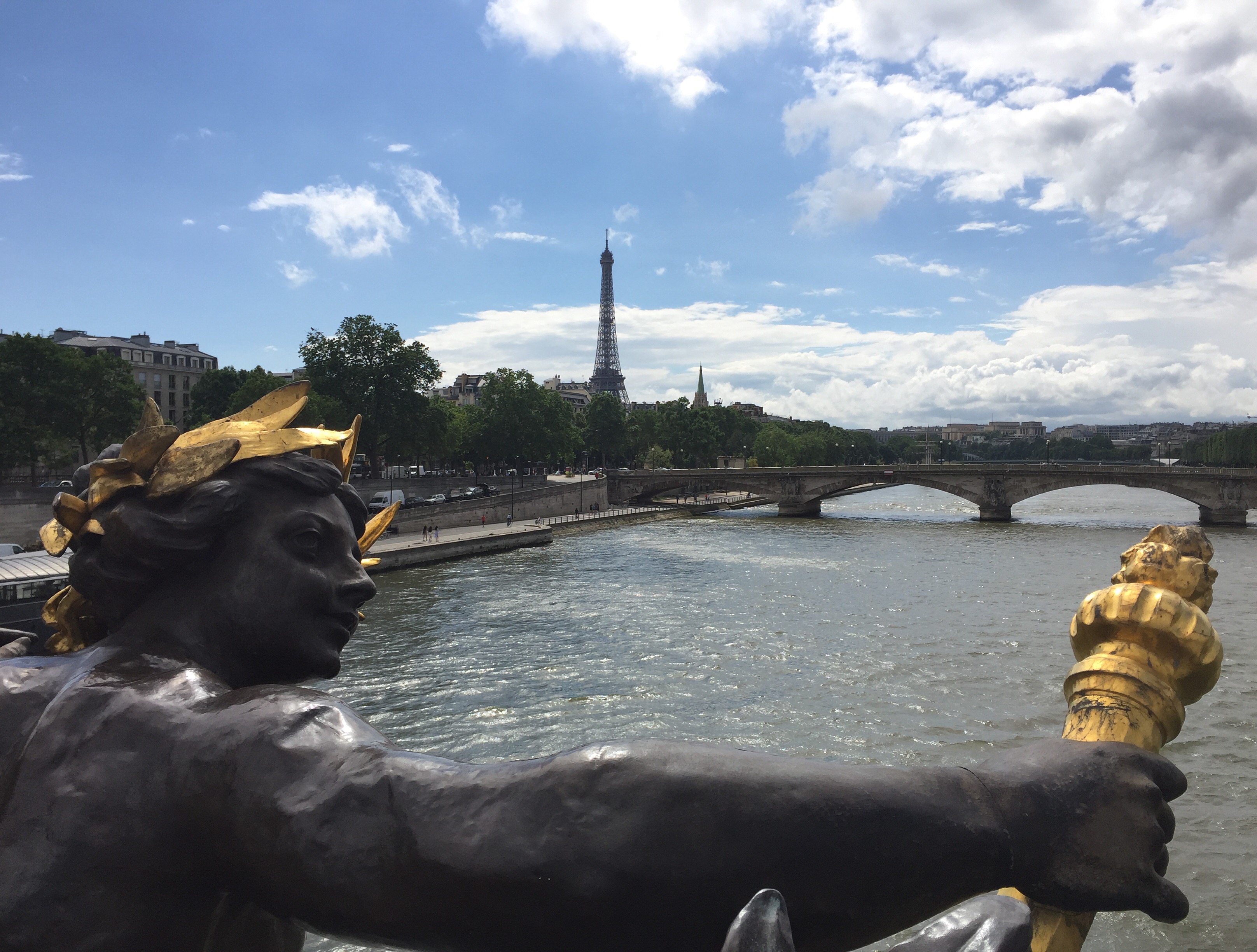 vue de la tour eiffel depuis le pont alexandre 3