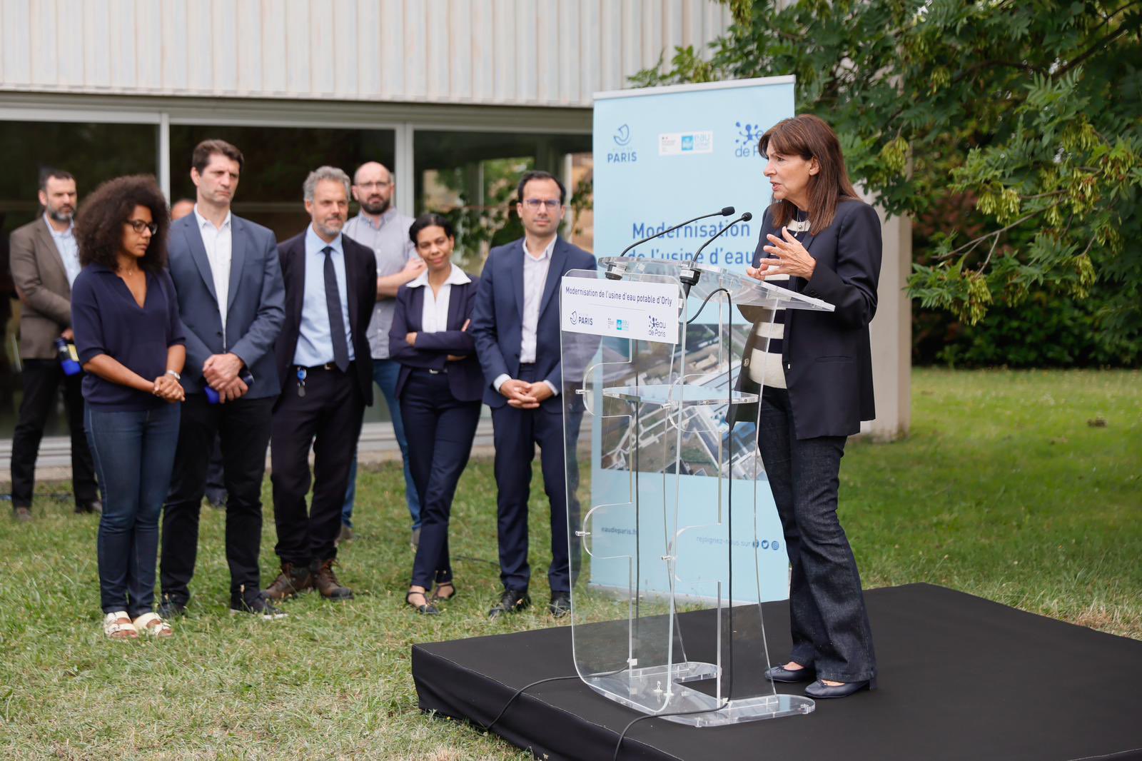 Anne hidalgo à la tribune et sandrine rocard derrière