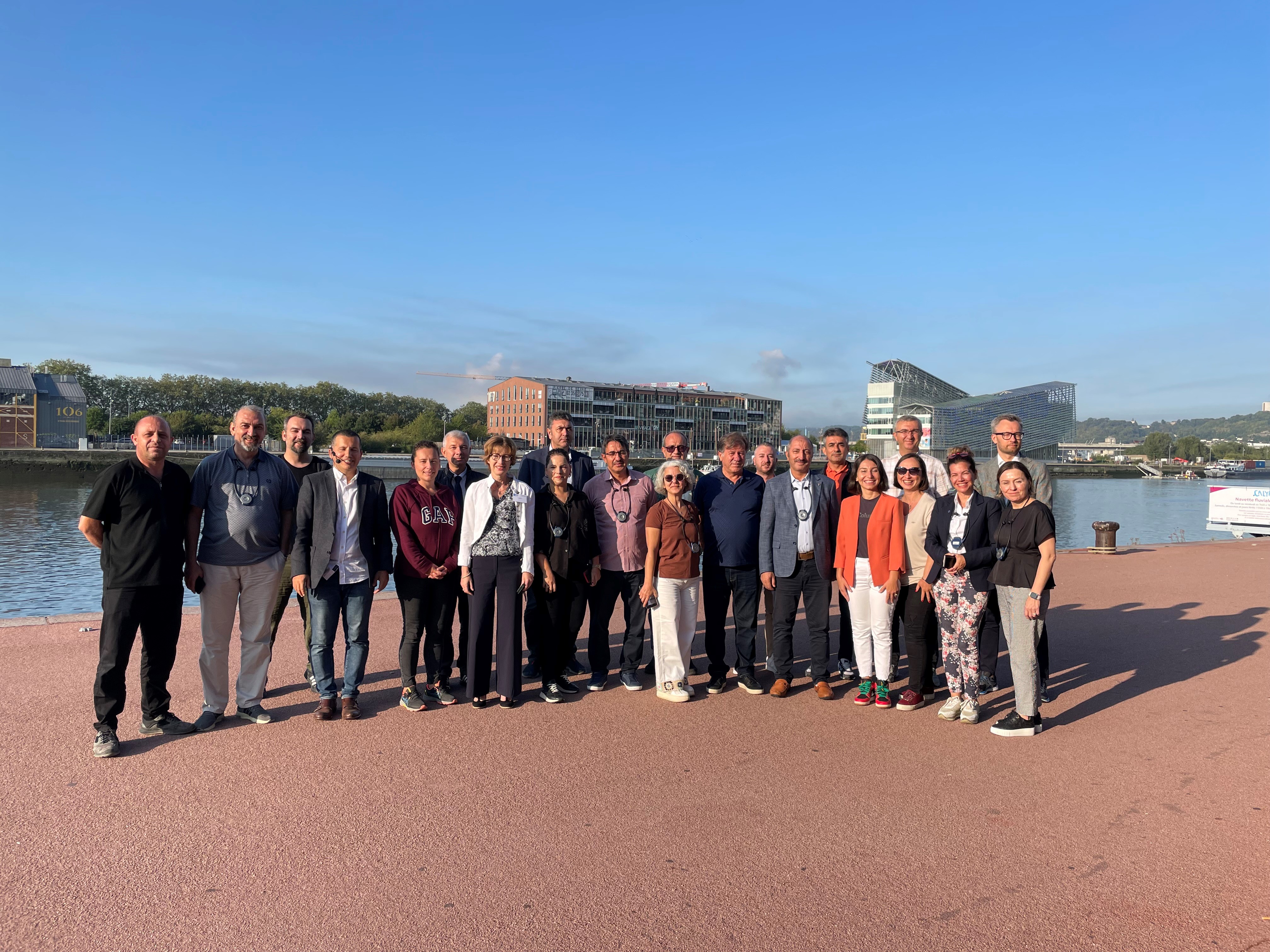 photo de groupe devant la Seine à Rouen 