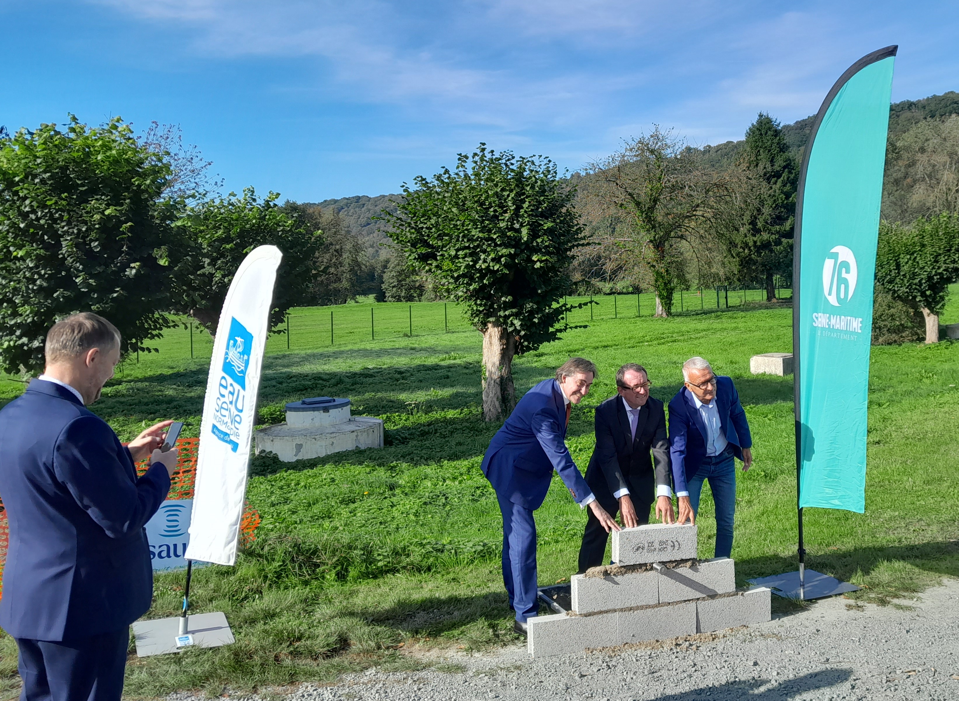 Personnes à la pose de la première pierre 