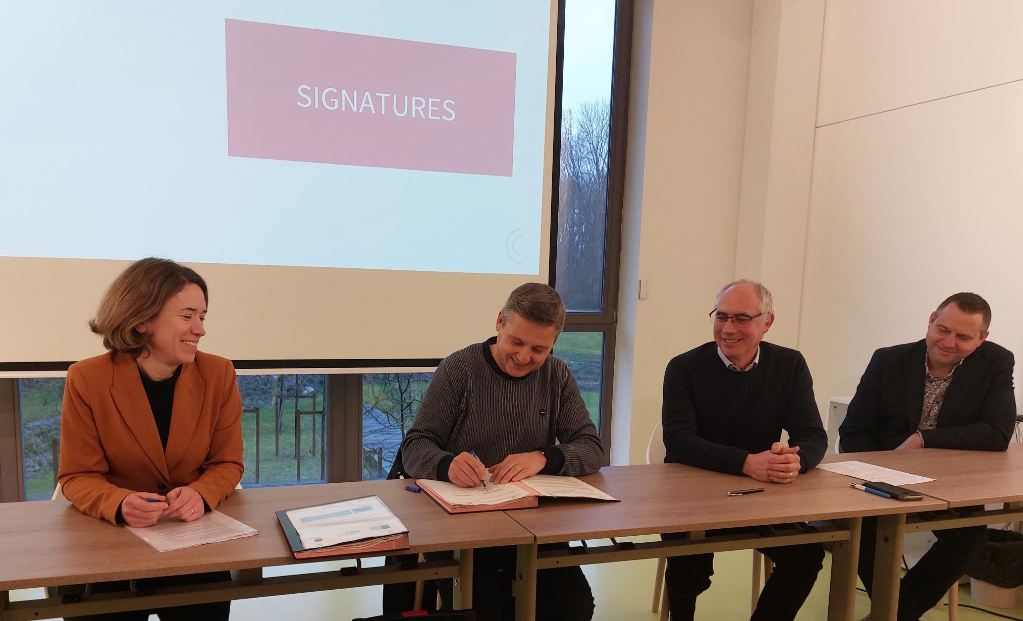 personnes signant un contrat