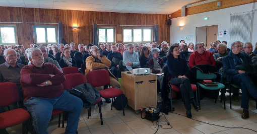 Personnes assises lors des assises de l'eau de la Nièvre 