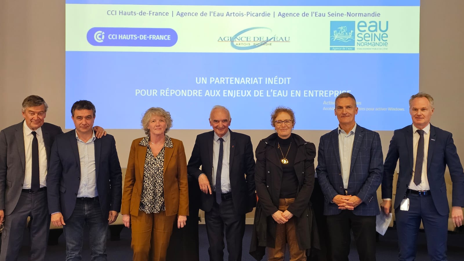 sept personnes devant un écran 