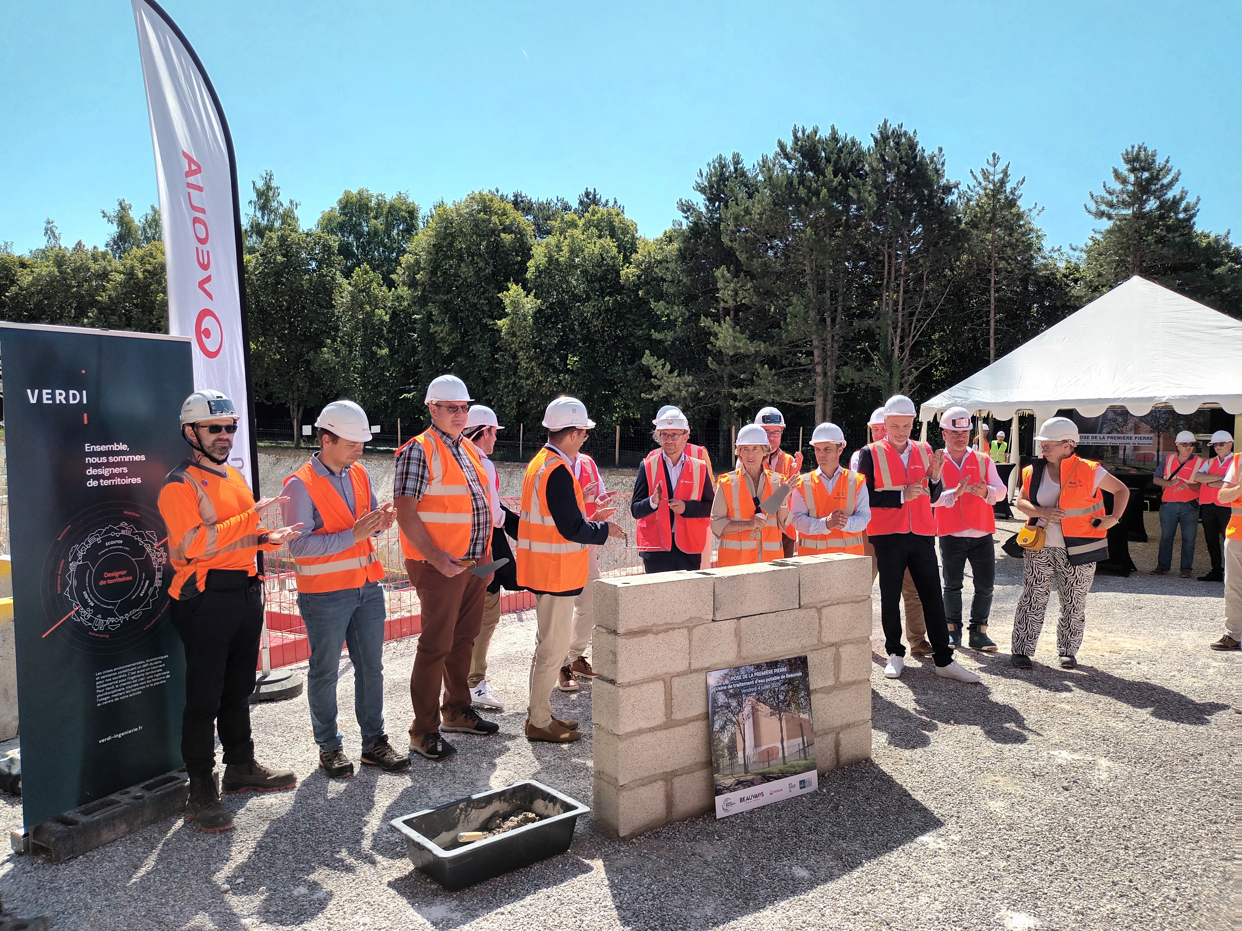 photo de la pose de la première pierre de la station d'eau potable de beauvais