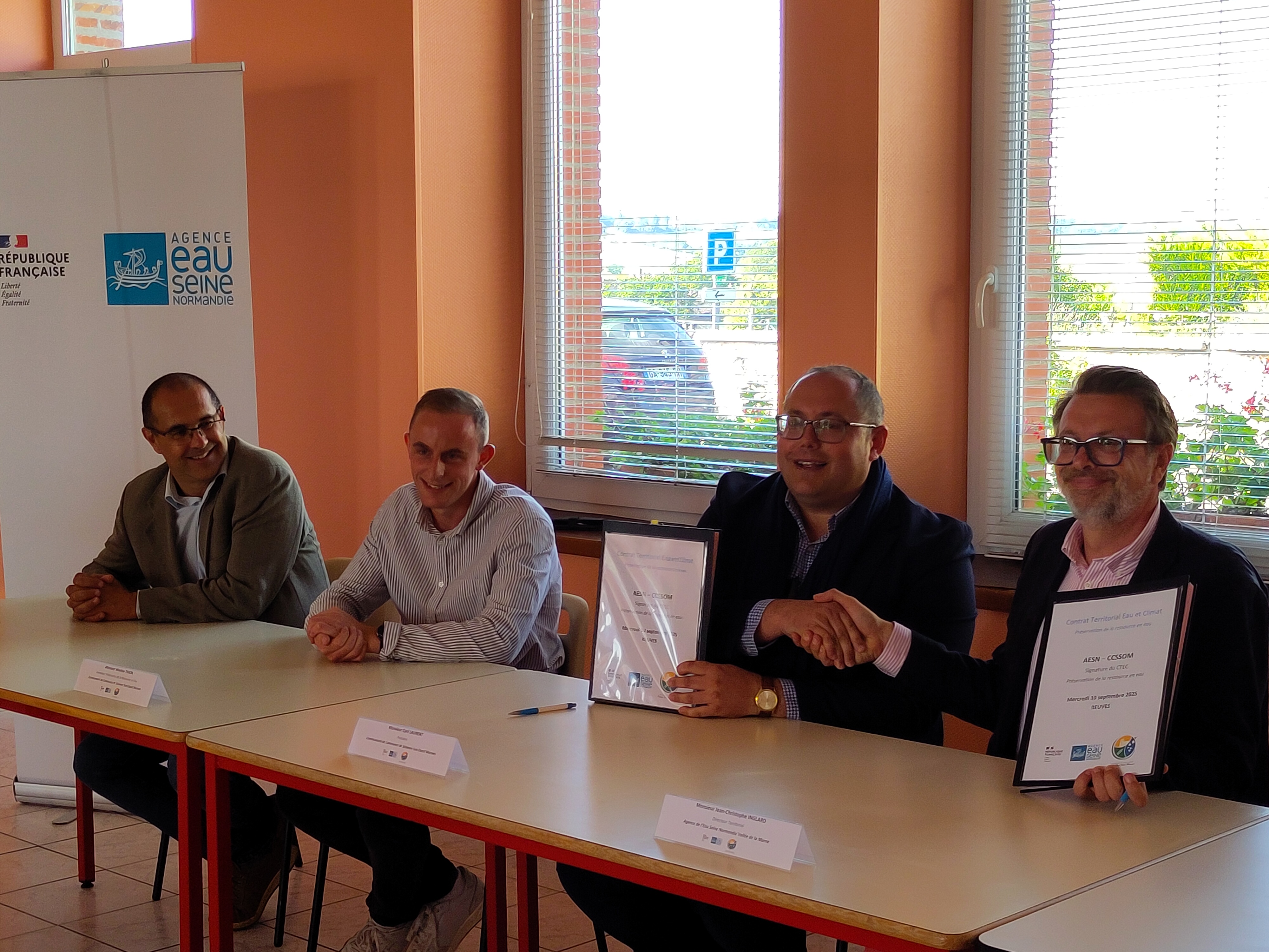 L'agence de l'eau Seine-Normandie et la communauté de communes Sézanne Sud-Ouest Marnais signent un contrat de territoire de six ans pour protéger 17 captages et sécuriser durablement l’alimentation en eau potable.
