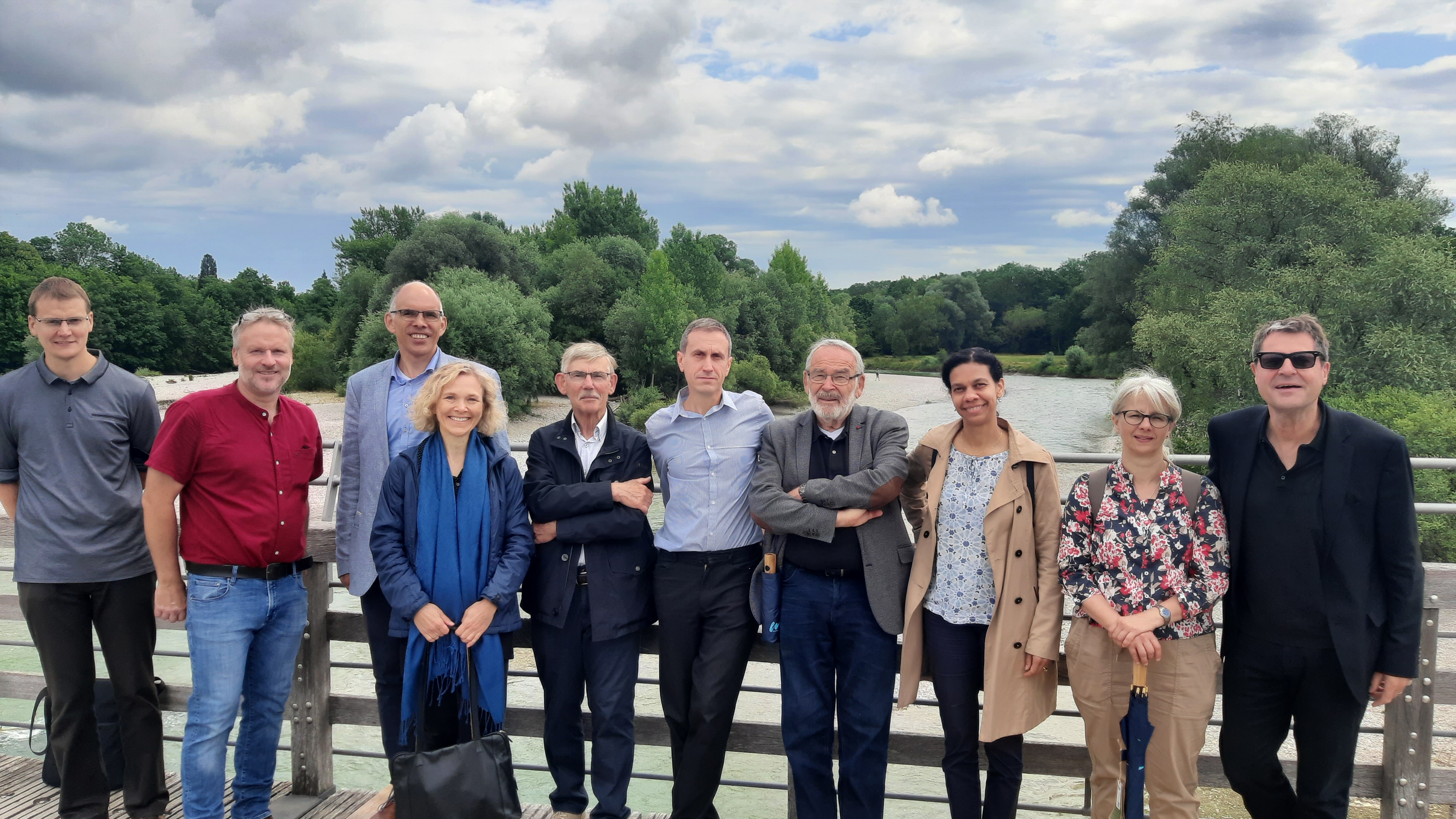 personnes sur un pont