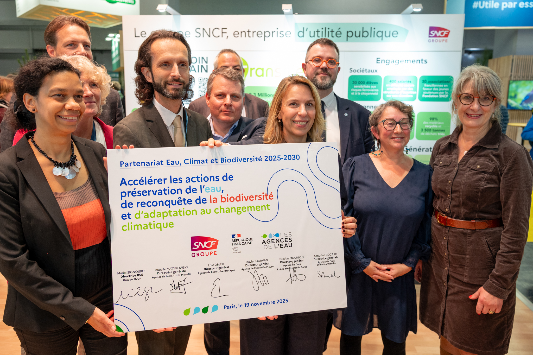 Photo de signature entre groupe SNCF et les agences de l'eau