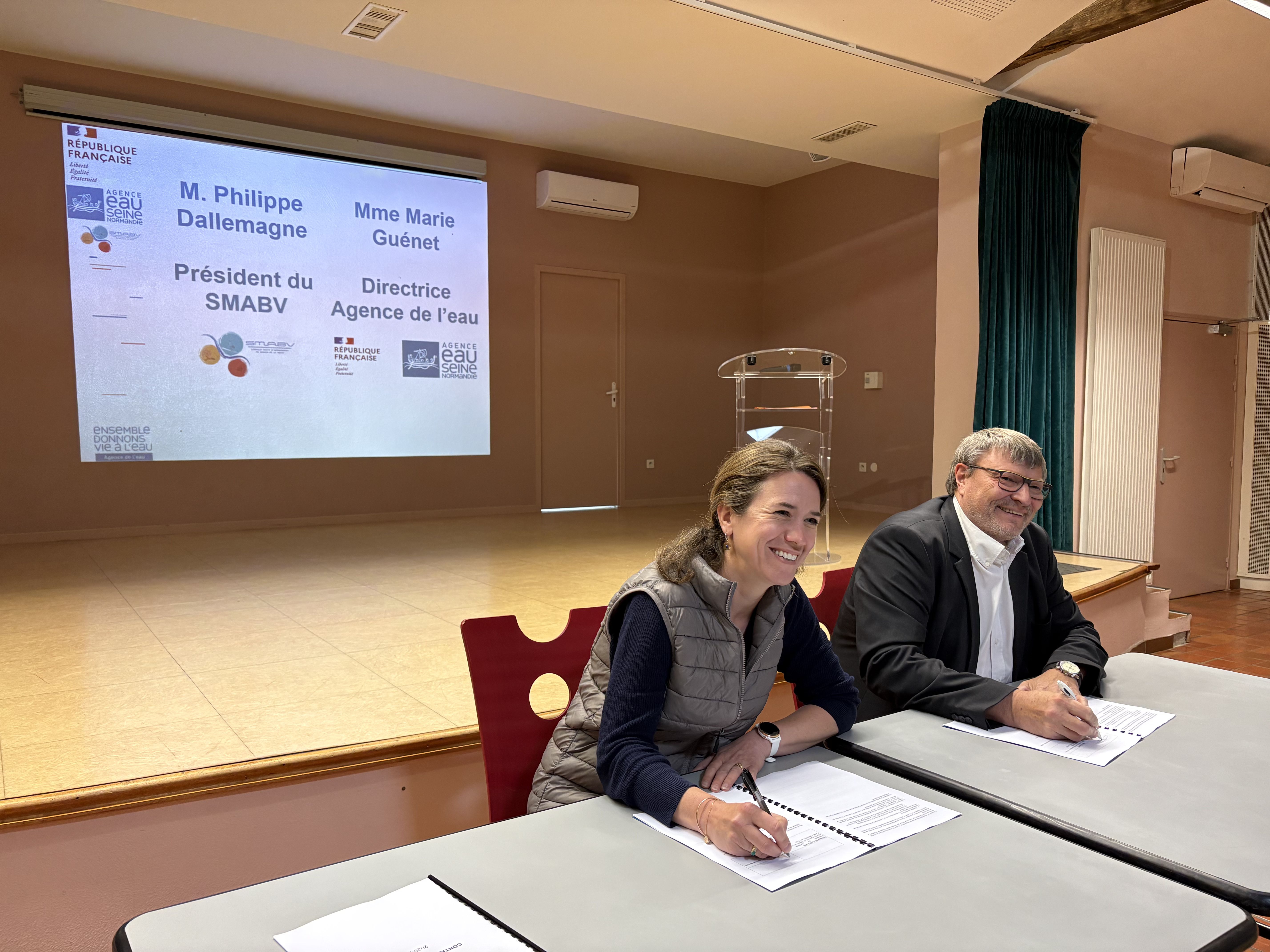 Photo signature des partenaires du contrat