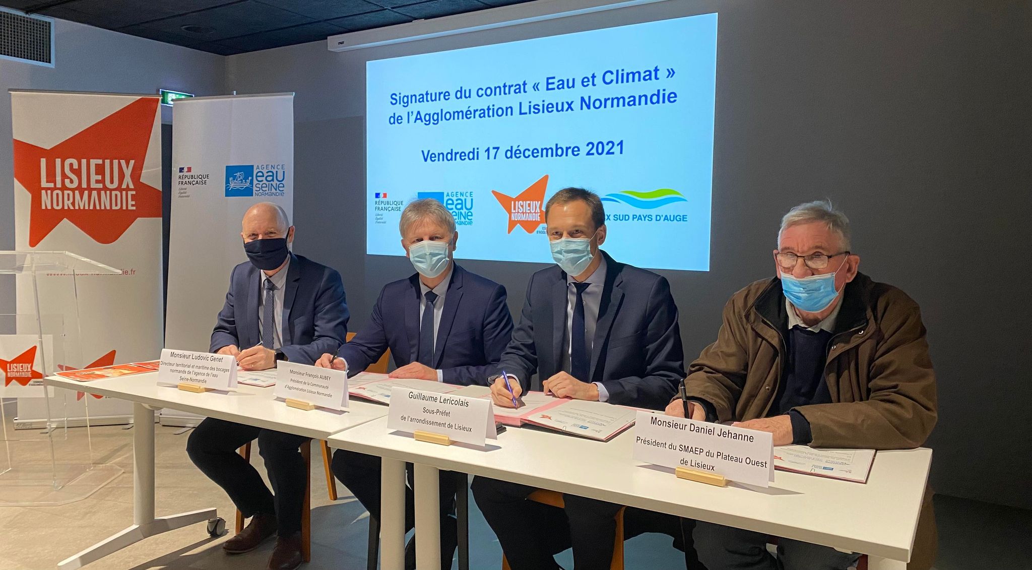 table avec 4 hommes signant un contrat 