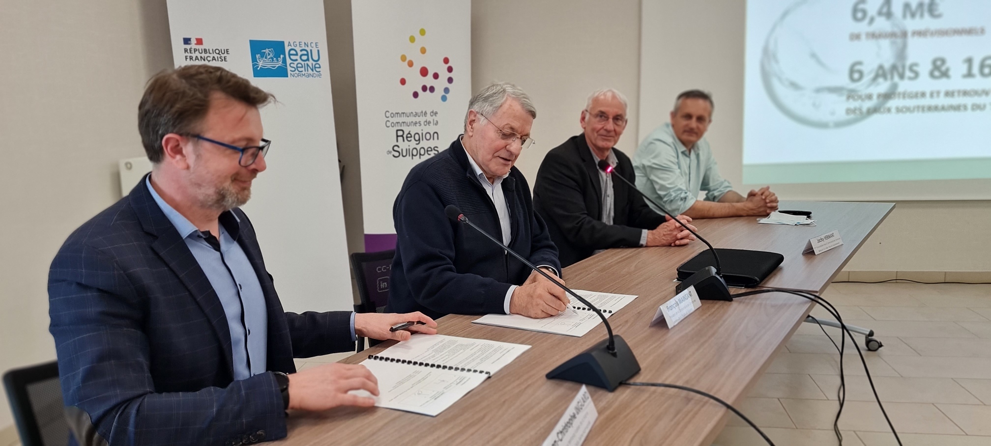 photo des signataires du contrat eau et climat