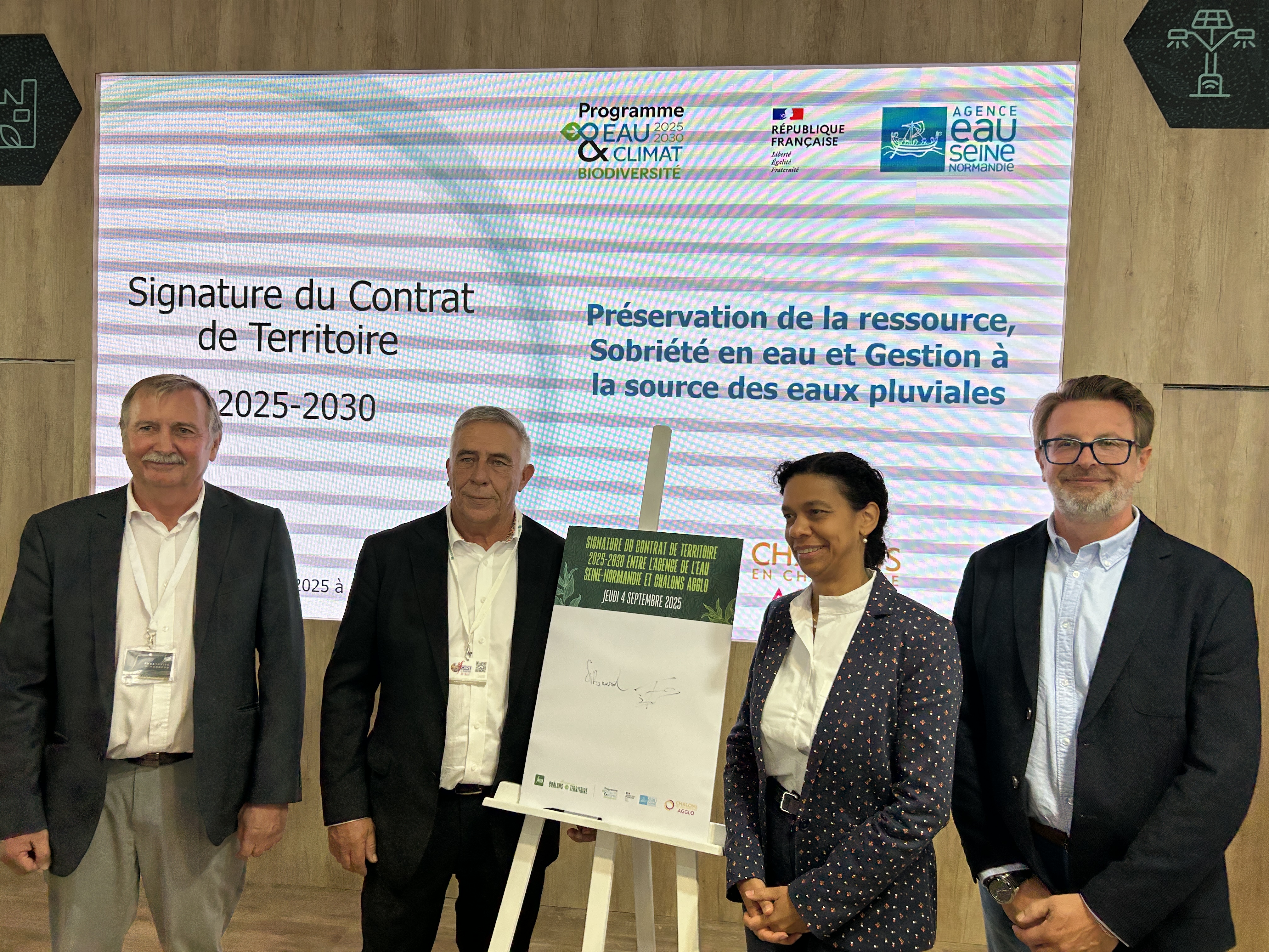Photo signature des partenaires du contrat