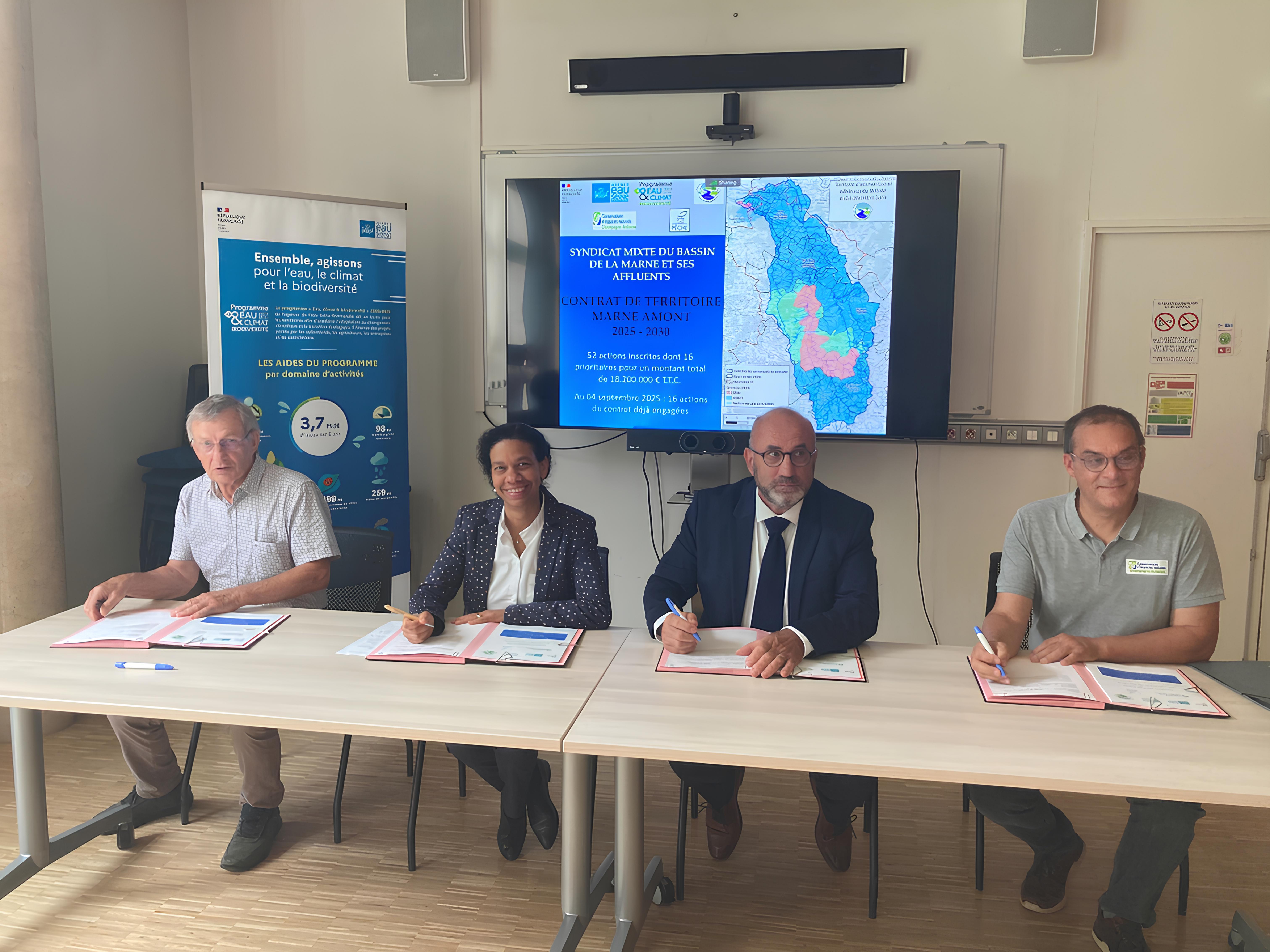 Photo signature des partenaires du contrat