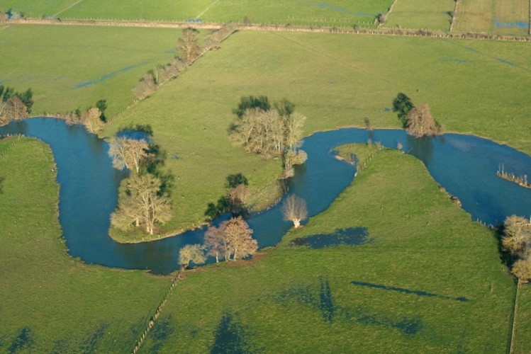 photo de méandre d'une rivière