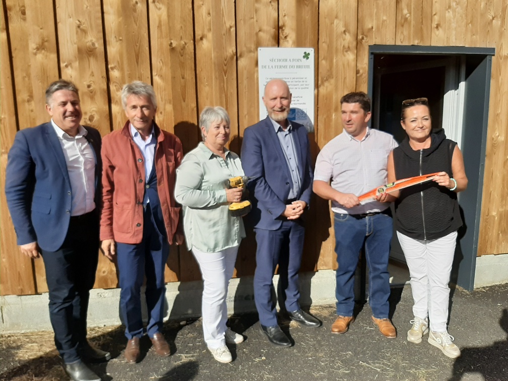 personnes devant un séchoir à foin 