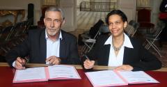 une femme et un homme signent un contrat 