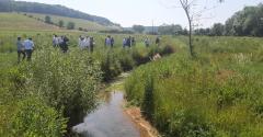 méandre d'une rivière avec des gens sur la rive 