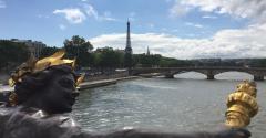 vue de la tour eiffel depuis le pont alexandre 3