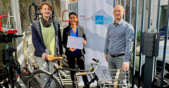 Anne Dubosc, Sandrine Rocard et Laurent Adenot reçoivent la médaille d'argent dans le cadre du label Employeur pro-Vélo. 