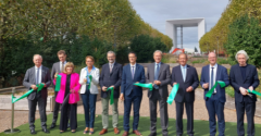 personnes devant l'arche de la défense découpant le ruban pour l'inauguration des travaux de l'esplanade de la défense