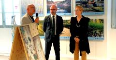 Inaugurée en présence de Pascale Mercier, Directrice territoriale Vallées d'Oise de l'agence de l'eau, de M. Olivier Paccaud, sénateur de l'Oise, et d'Olivier Leca, vice-président du Conseil Régional des Hauts-de-France , conseiller municipal et communautaire de Compiègne, l'exposition "L'eau, sources de vies" est visible à la maison du canal du 3 septembre jusqu'au 30 septembre 2025, du mardi au samedi de 10h à 12h30 et de 13h30